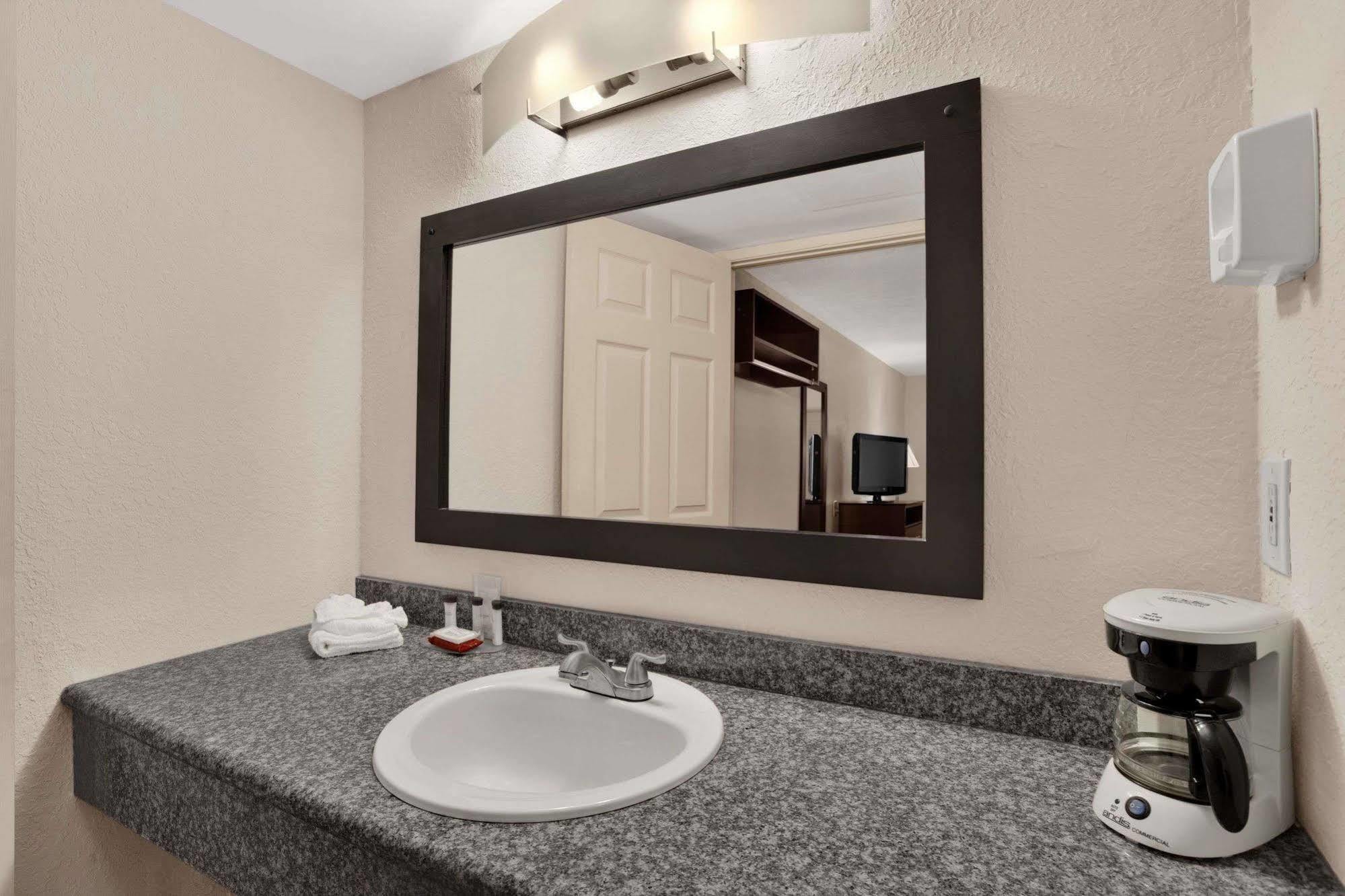 Ramada Limited Clearwater Hotel And Suites Zewnętrze zdjęcie